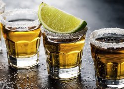 Tequila w kieliszkach z kawałkiem limonki