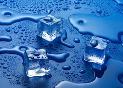 Topniejące kostki lodu na niebieskim blacie