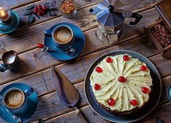 Tort i kawa w filiżankach na deskach