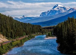 Góry Skaliste, Ośnieżone, Szczyty, Las, Drzewa, Rzeka, Bow River, Park Narodowy Banff, Tory kolejowe, Alberta, Kanada