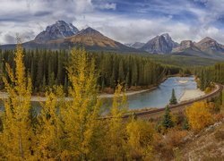 Góry, Canadian Rockies, Drzewa, Lasy, Jesień, Rzeka, Bow River, Park Narodowy Banff, Tory kolejowe, Chmury, Alberta, Kanada