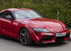 Toyota GR Supra przy krawężniku