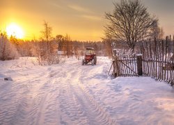 Zima, Śnieg, Traktor, Ogrodzenie, Drzewa, Promienie słońca