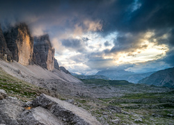 Włochy, Dolomity, Skały, Góry Tre Cime di Lavaredo, Kamienie, Mgła, Ciemne, Chmury