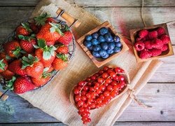 Truskawki, porzeczki, maliny i borówki w miseczkach na serwecie