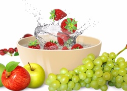 Truskawki rozpryskujące wodę w misce obok winogron i jabłek
