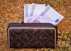 Trzy banknoty po 500 Euro w portmonetce