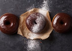 Trzy donuty w czekoladowej polewie