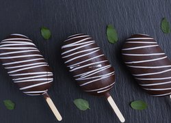 Trzy lody w czekoladowej polewie na patyku
