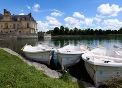 Trzy łodzie na stawie przy Pałacu w Fontainebleau