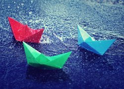 Trzy papierowe łódki origami