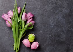 Trzy pisanki i tulipany