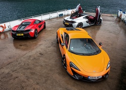 Trzy samochody marki McLaren na promie