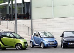 Trzy, Samochody, Smart Fortwo, Budynek