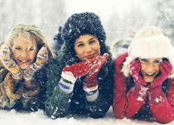 Trzy szczęśliwe kobiety w prószącym śniegu