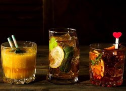 Trzy szklanki z różnymi drinkami