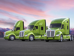 Trzy zielone ciężarówki Kenworth T680