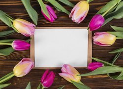 Tulipany dookoła koperty z kartką
