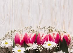 Tulipany i gipsówki na deskach