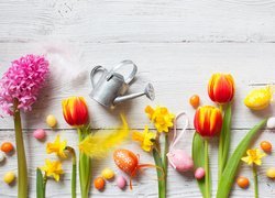 Wielkanoc, Kwiaty, Hiacynty, Tulipany, Narcyzy, Pisanki, Piórka, Konewka, Deski