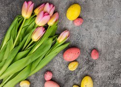 Tulipany i kolorowe jajka na szarym tle