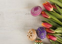 Tulipany i pisanki na deskach
