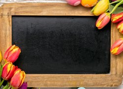 Tulipany i pisanki obok tabliczki