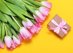 Tulipany i prezent na żółtym tle