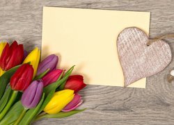 Tulipany i serce położone na kartce