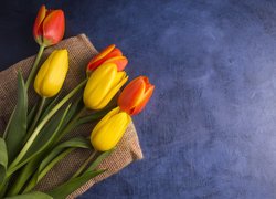 Tulipany na parcianym worku
