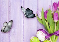 Tulipany obok kolorowych pisanek i fruwające motylki