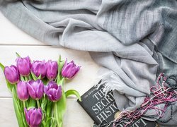 Tulipany obok szalika i książki