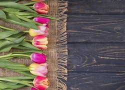 Tulipany ułożone na serwetce