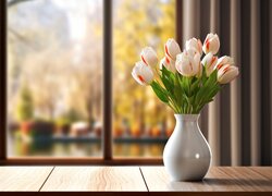 Tulipany w wazonie przy oknie