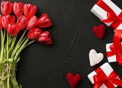 Tulipany z prezentami koło serc