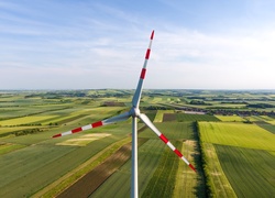 Turbiny wiatrowe na zielonych polach