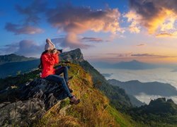 Kobieta, Turystka, Czapka, Aparat fotograficzny, Skały, Góry, Doi Pha Mon, Chiang Rai, Tajlandia