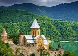 Twierdza Ananuri nad rzeką Aragwi w górach Kaukazu