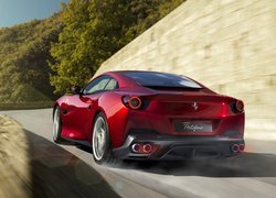 Tył czerwonego Ferrari Portofino