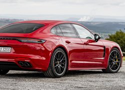 Czerwone, Porsche Panamera GTS