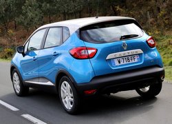 Tył niebieskiego Renaulta Captur