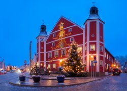 Udekorowany na Boże Narodzenie Ratusz w Burglengenfeld