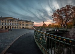 Ulica przy moście nad rzeką Newą w Sankt Petersburgu