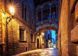 Uliczka Carrer del Bisbe, Światła, Lampy, Domy, Zmrok, Dzielnica Barri Gotic, Barcelona, Hiszpania