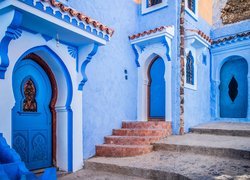 Uliczka i domy w marokańskim miasteczku Szafszawan