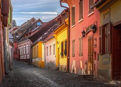 Uliczka pośród kolorowych domów