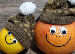 Uśmiechnięta cytryna i pomarańcza w czapeczkach