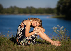 Uśmiechnięta dziewczyna nad jeziorem