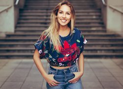 Uśmiechnięta dziewczyna w dżinsach