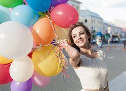 Uśmiechnięta kobieta z balonami